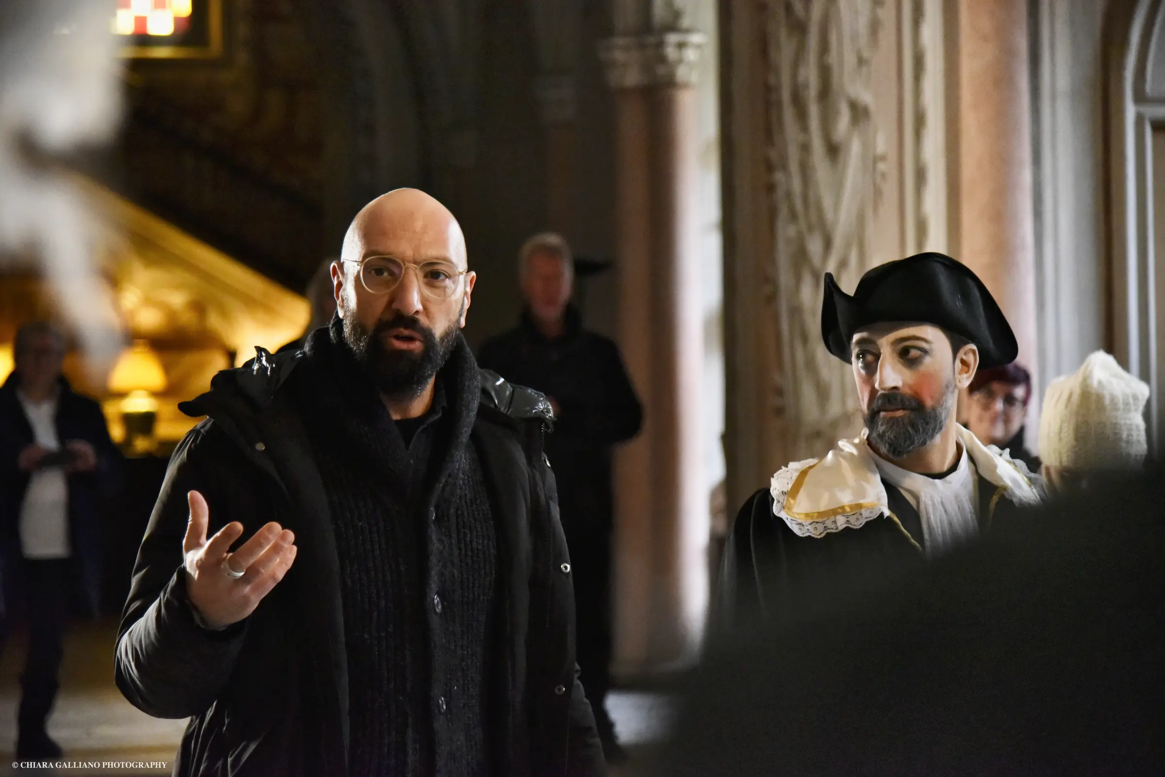 Marco Paracchini dirige gli attori sul set